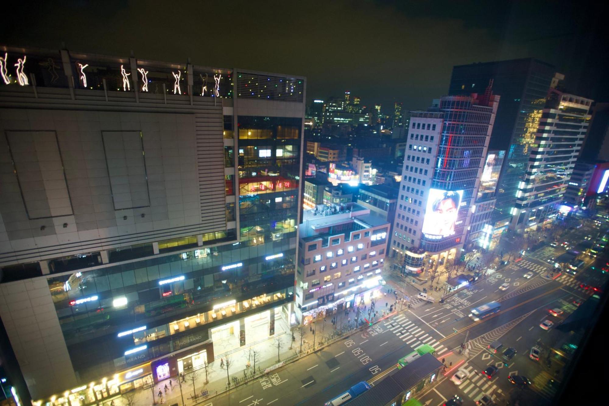 Apartment Hongdae Loading